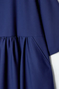 MIDIKLEID AUS WOLL-MIX MIT RAFFUNGEN