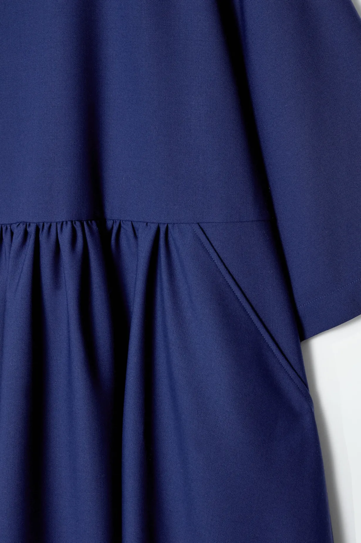 MIDIKLEID AUS WOLL-MIX MIT RAFFUNGEN