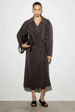 MIDIKLEID IM TRENCHCOAT-STIL