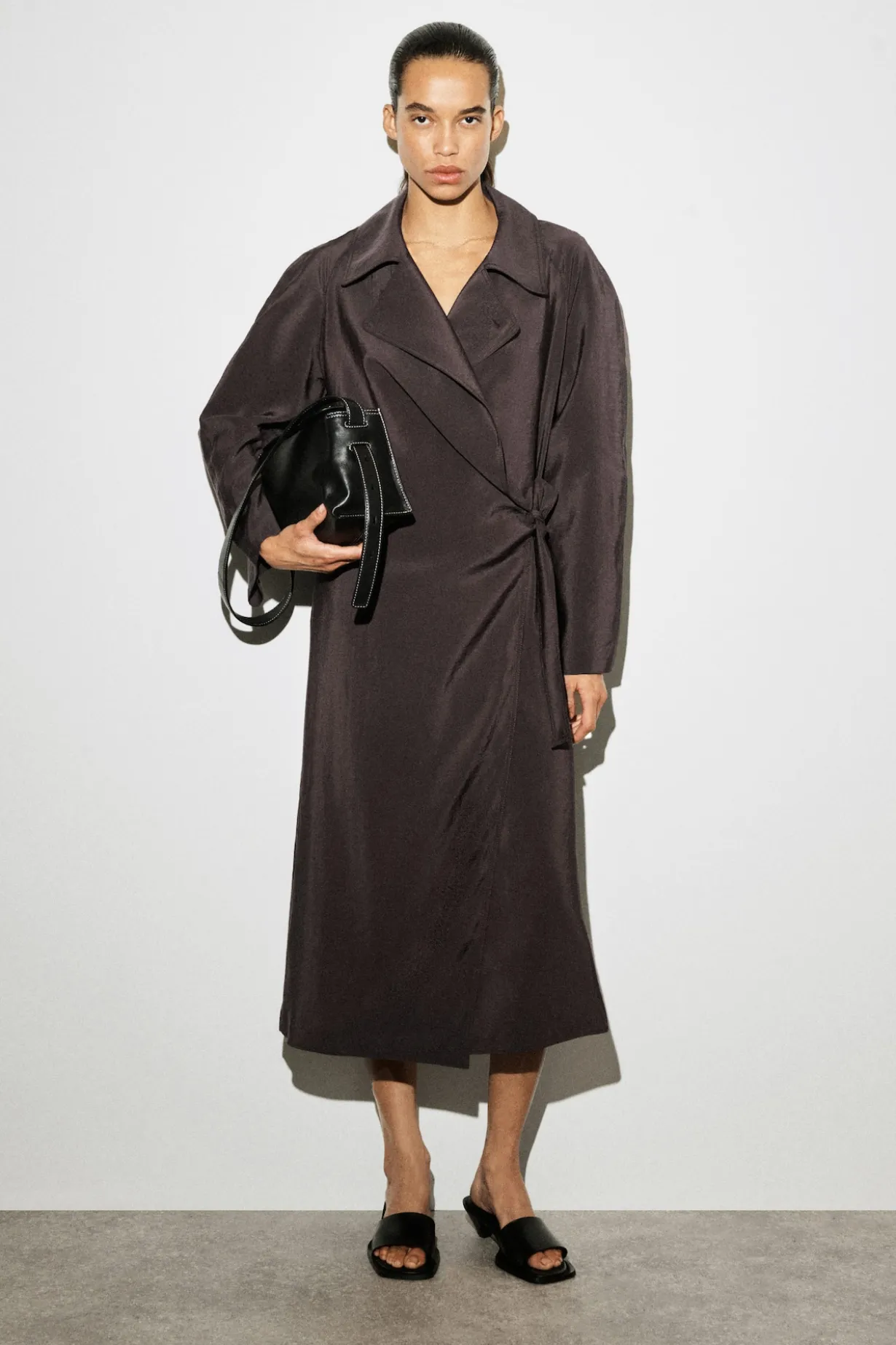 MIDIKLEID IM TRENCHCOAT-STIL
