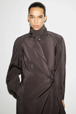 MIDIKLEID IM TRENCHCOAT-STIL