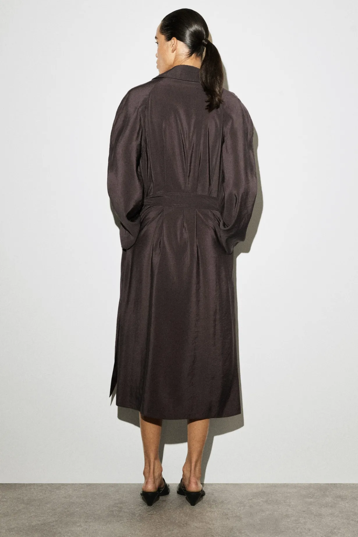 MIDIKLEID IM TRENCHCOAT-STIL