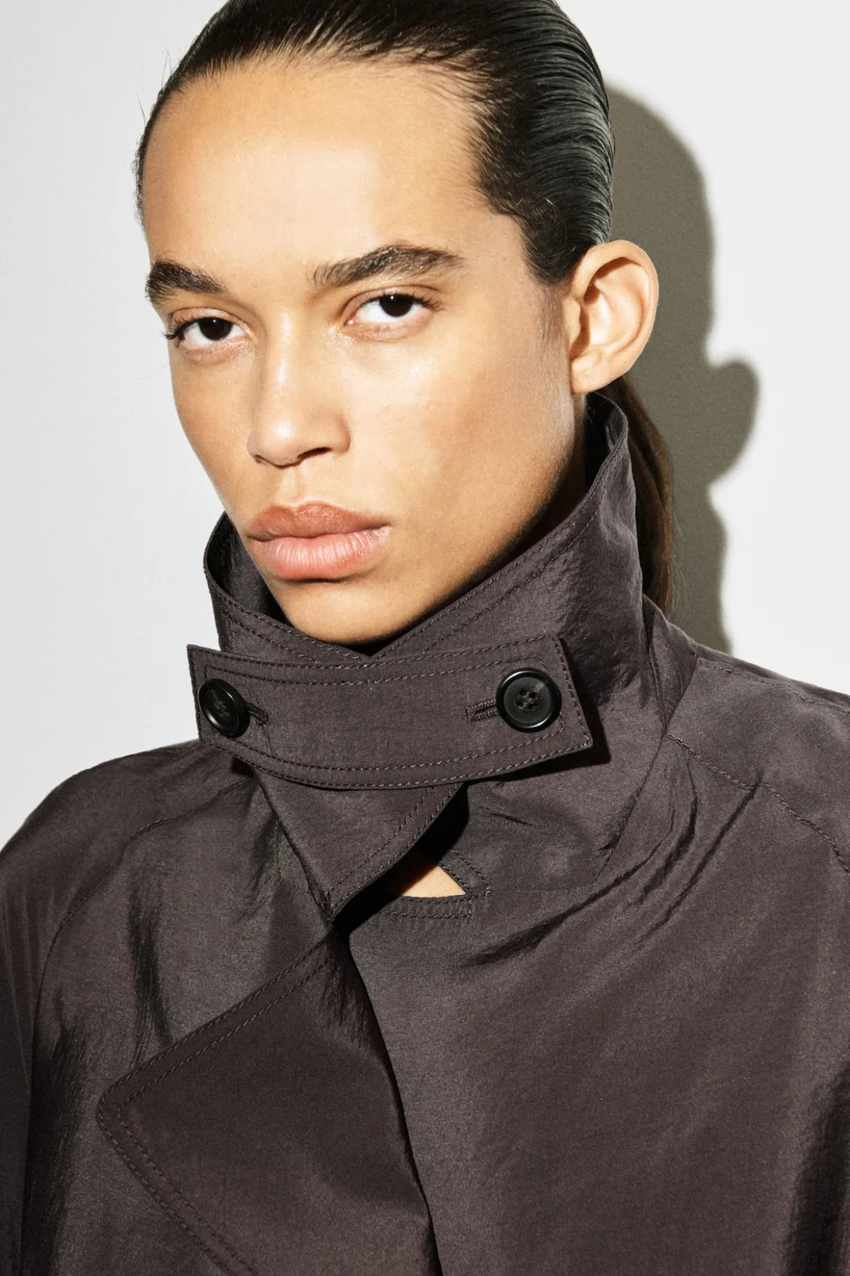 MIDIKLEID IM TRENCHCOAT-STIL