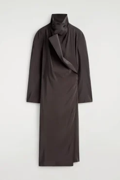 MIDIKLEID IM TRENCHCOAT-STIL