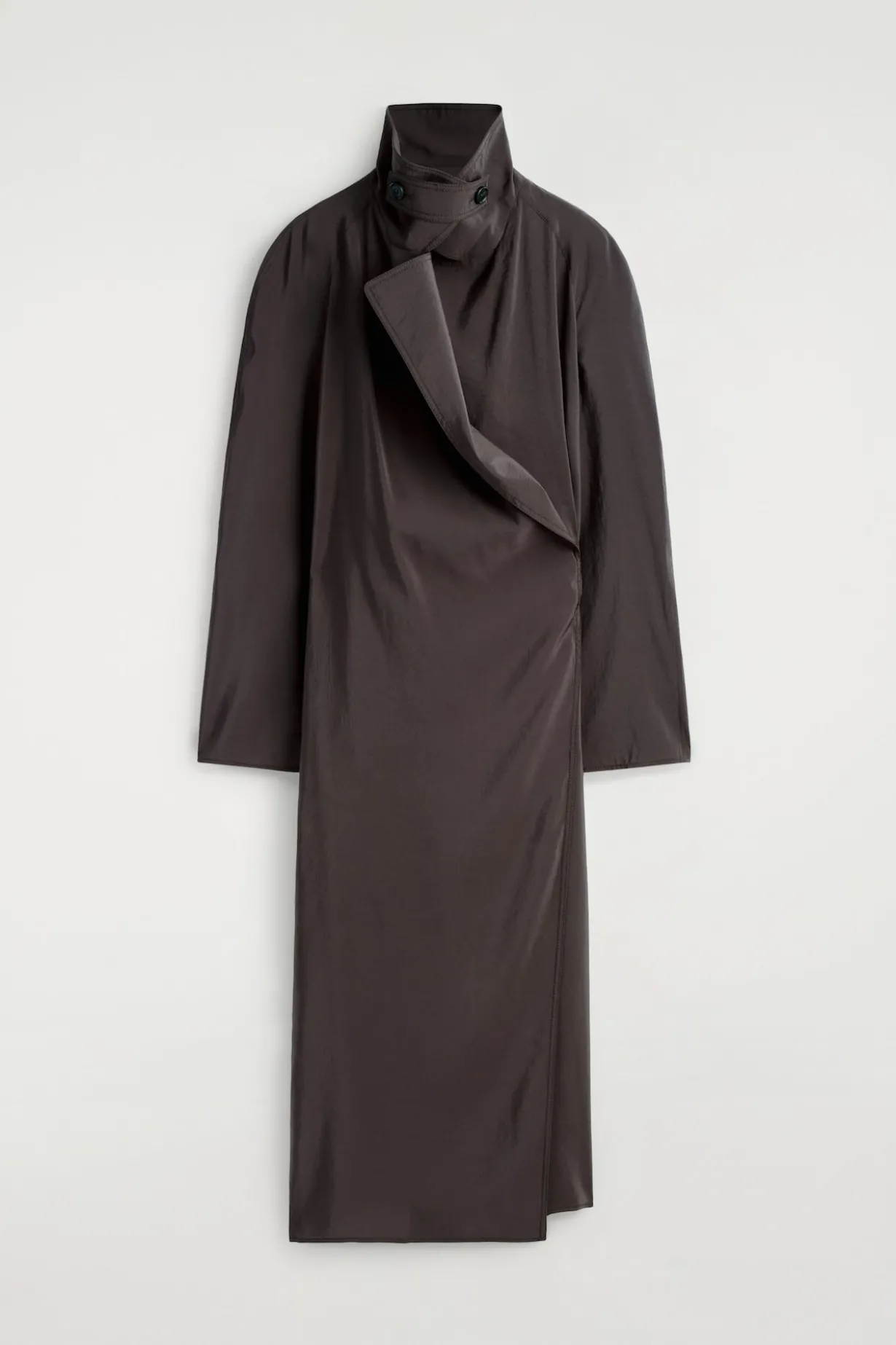 MIDIKLEID IM TRENCHCOAT-STIL