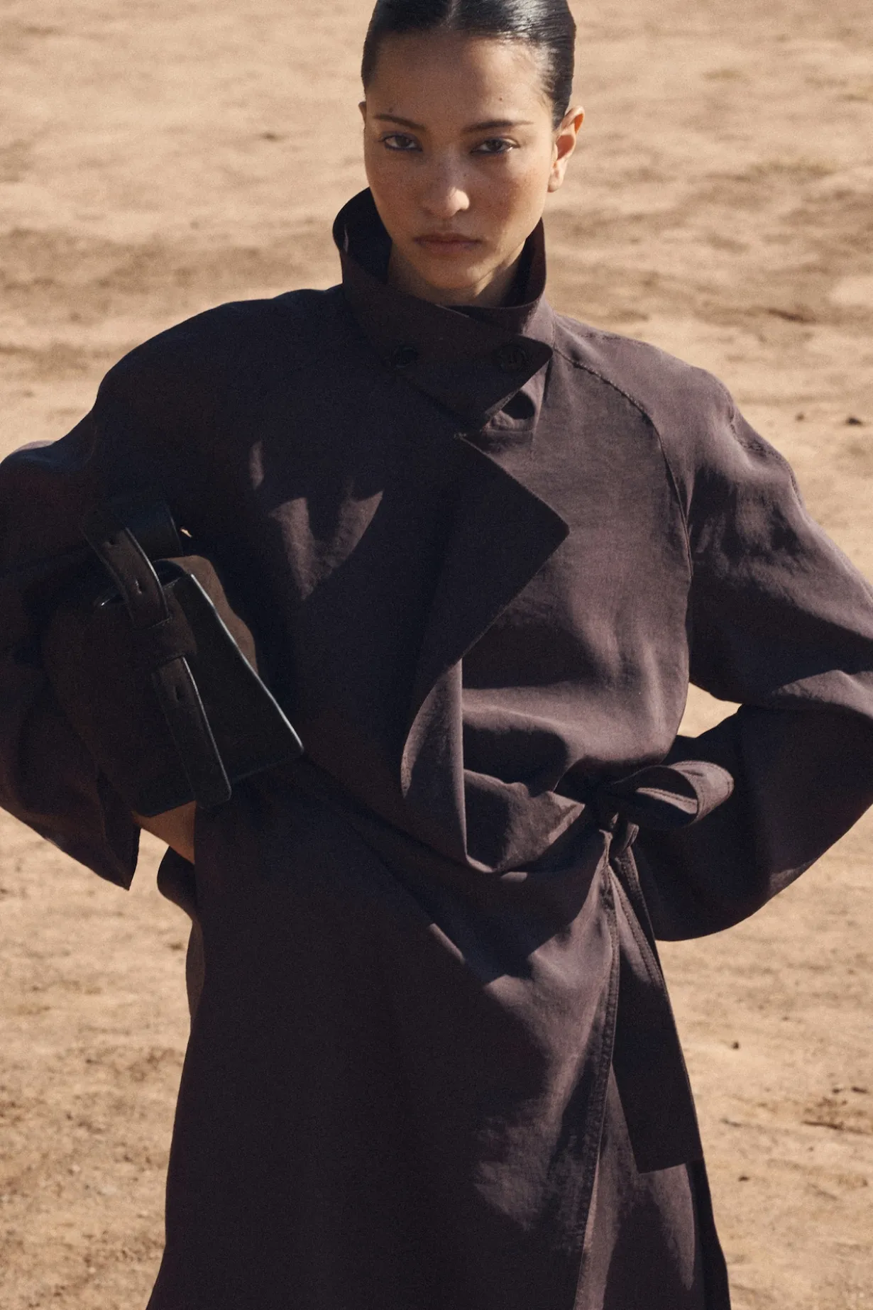 MIDIKLEID IM TRENCHCOAT-STIL