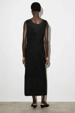MIDIKLEID IN WICKELOPTIK MIT V-AUSSCHNITT