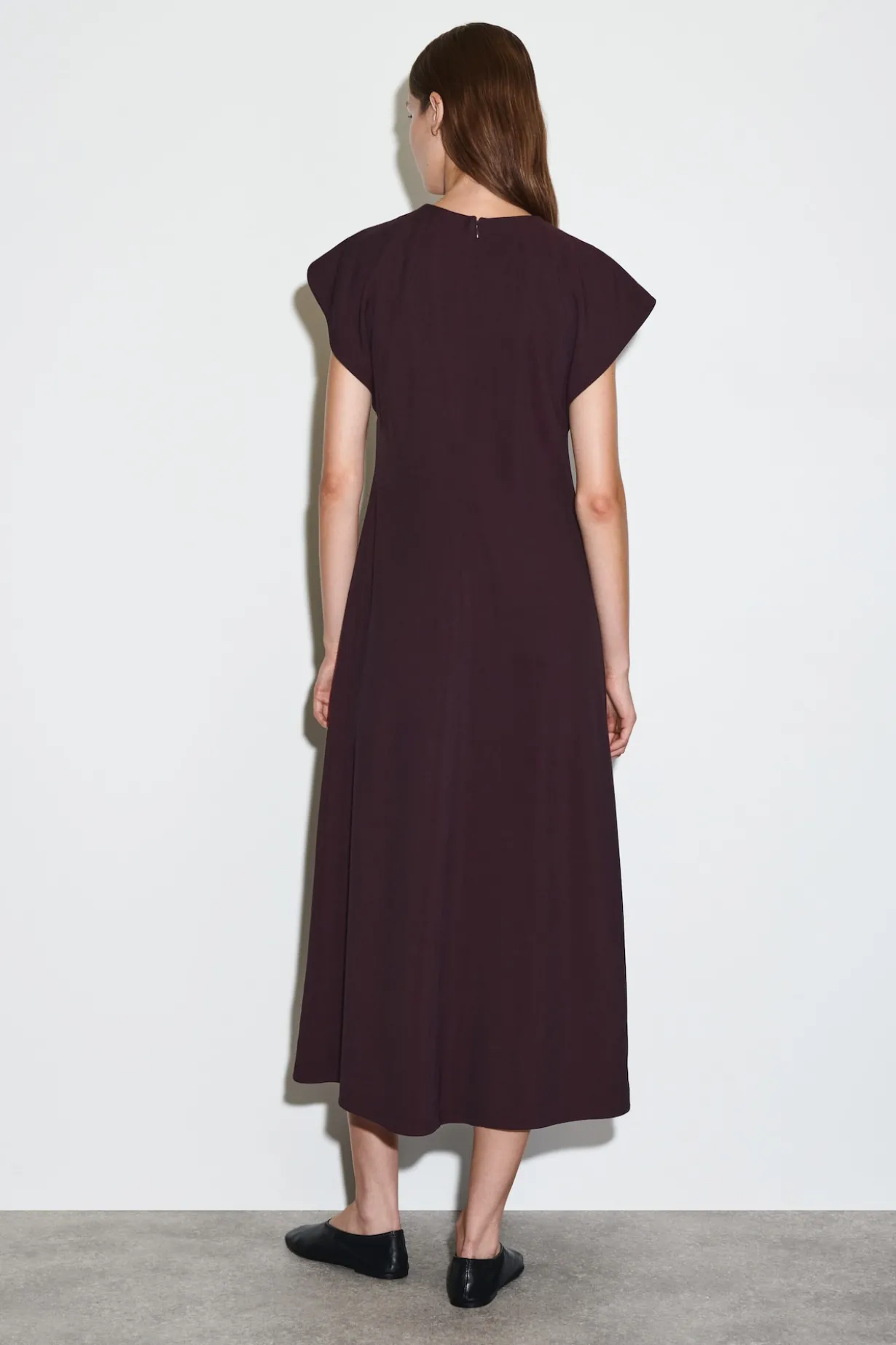 MIDIKLEID MIT CAPE-ÄRMELN
