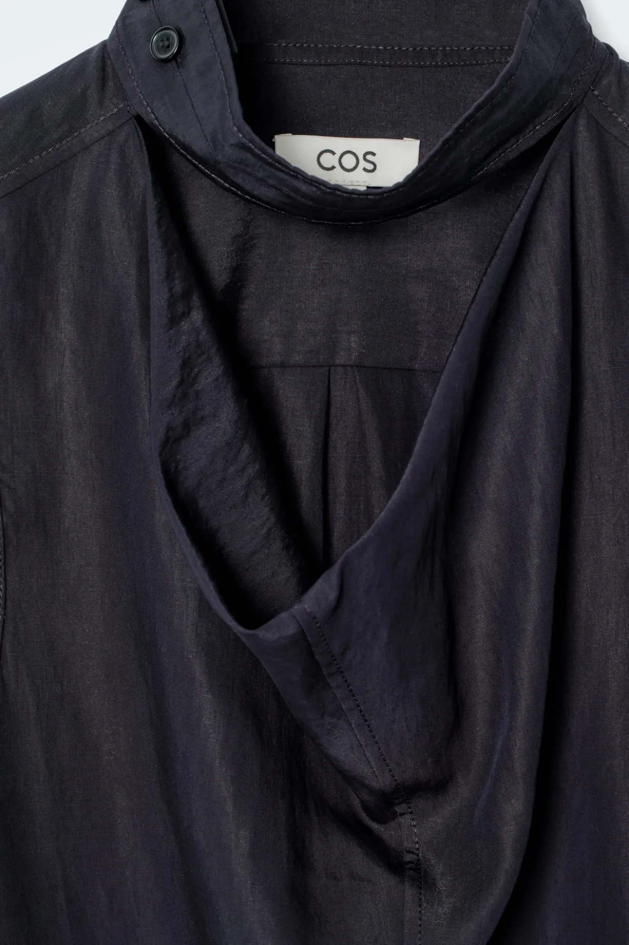 MIDIKLEID MIT CUT-OUT UND WASSERFALLAUSSCHNITT