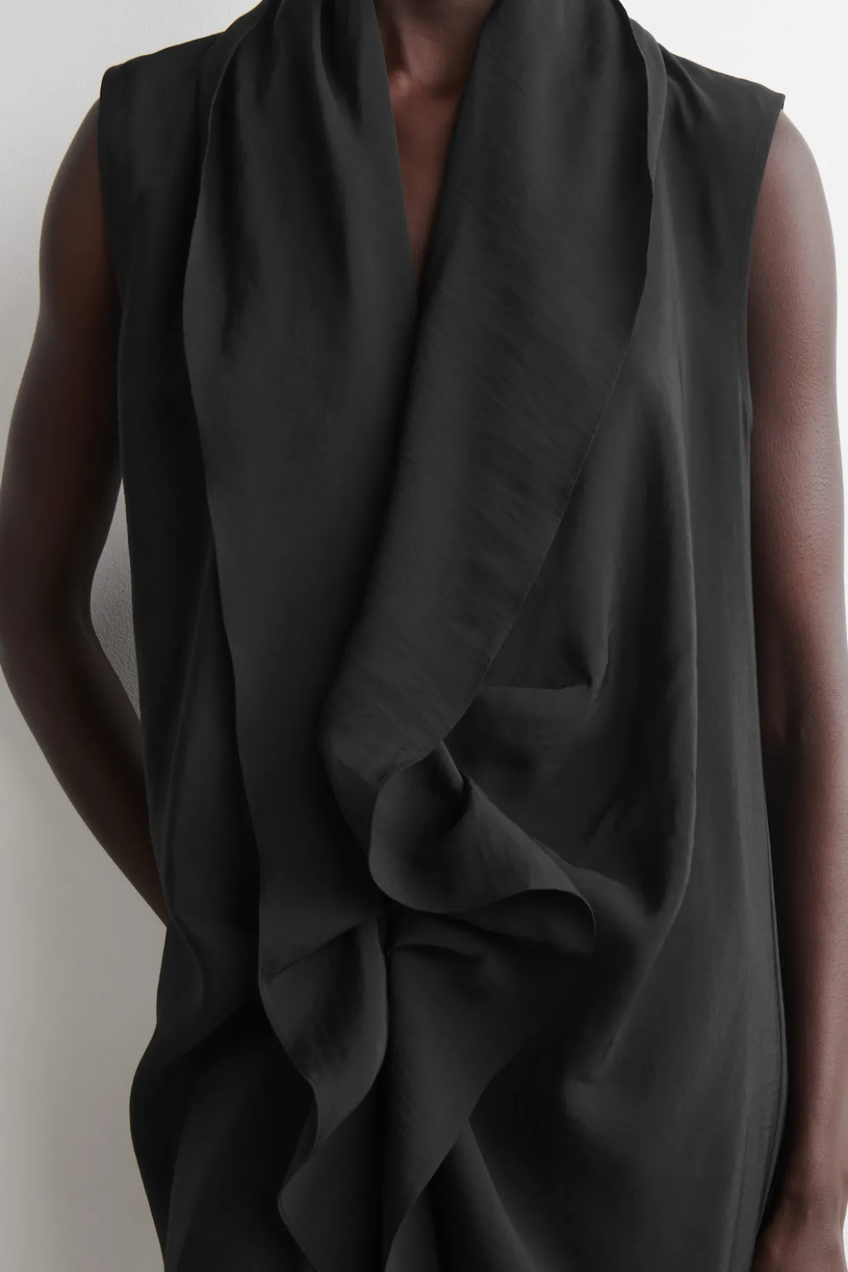 MIDIKLEID MIT DRAPIERUNG UND VOLANTS