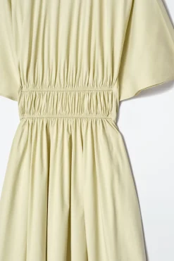 MIDIKLEID MIT RÜCKENAUSSCHNITT UND RAFFUNGEN