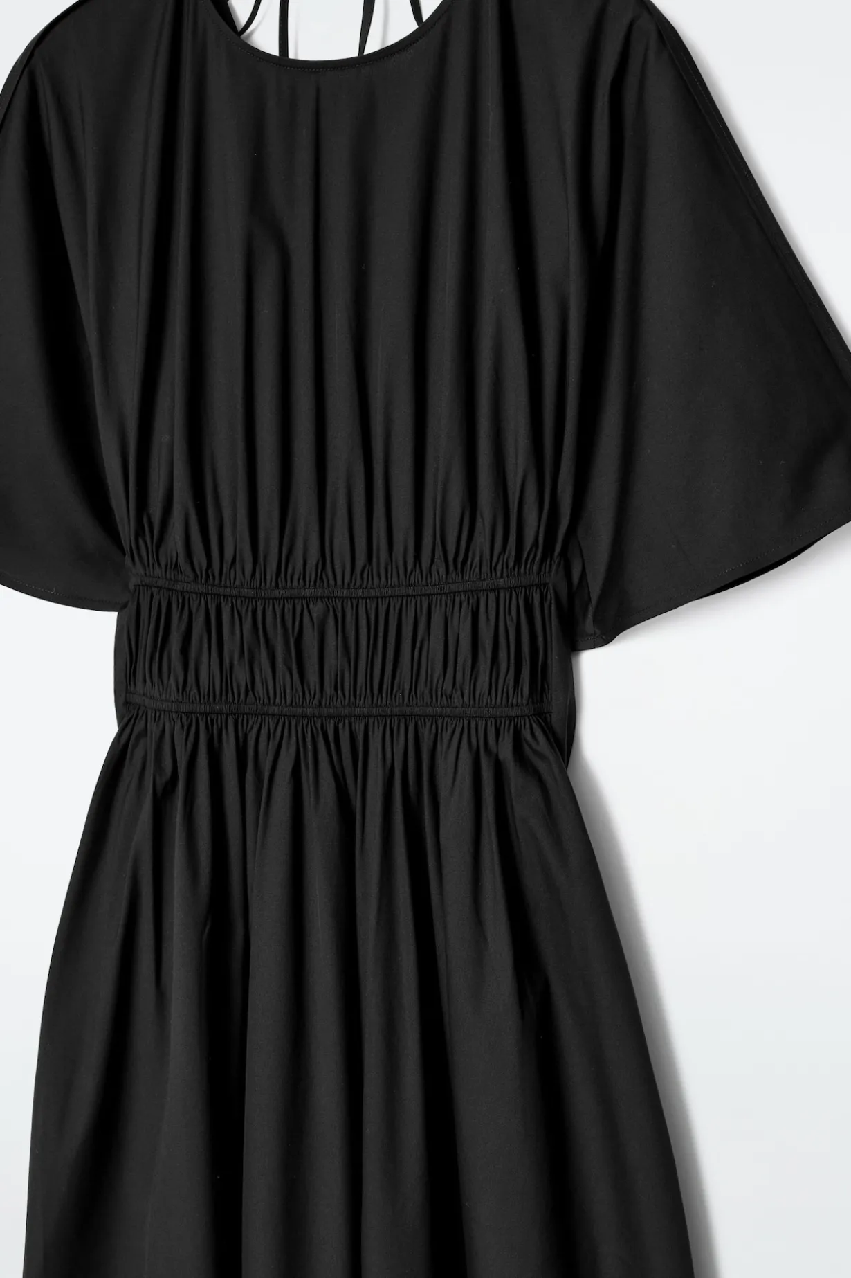 MIDIKLEID MIT RÜCKENAUSSCHNITT UND RAFFUNGEN