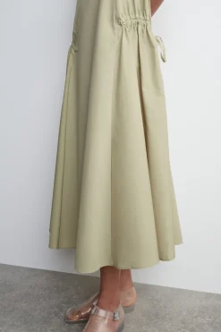 MIDIKLEID MIT SEITLICHEN RAFFUNGEN