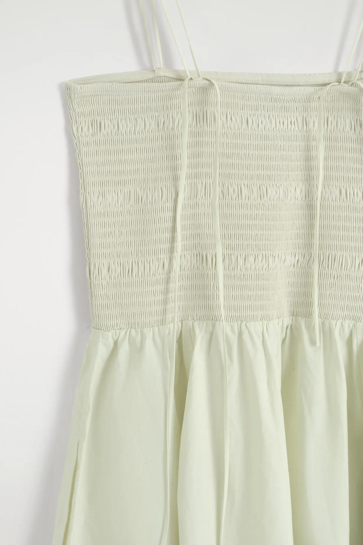 MIDIKLEID MIT SMOKDETAILS