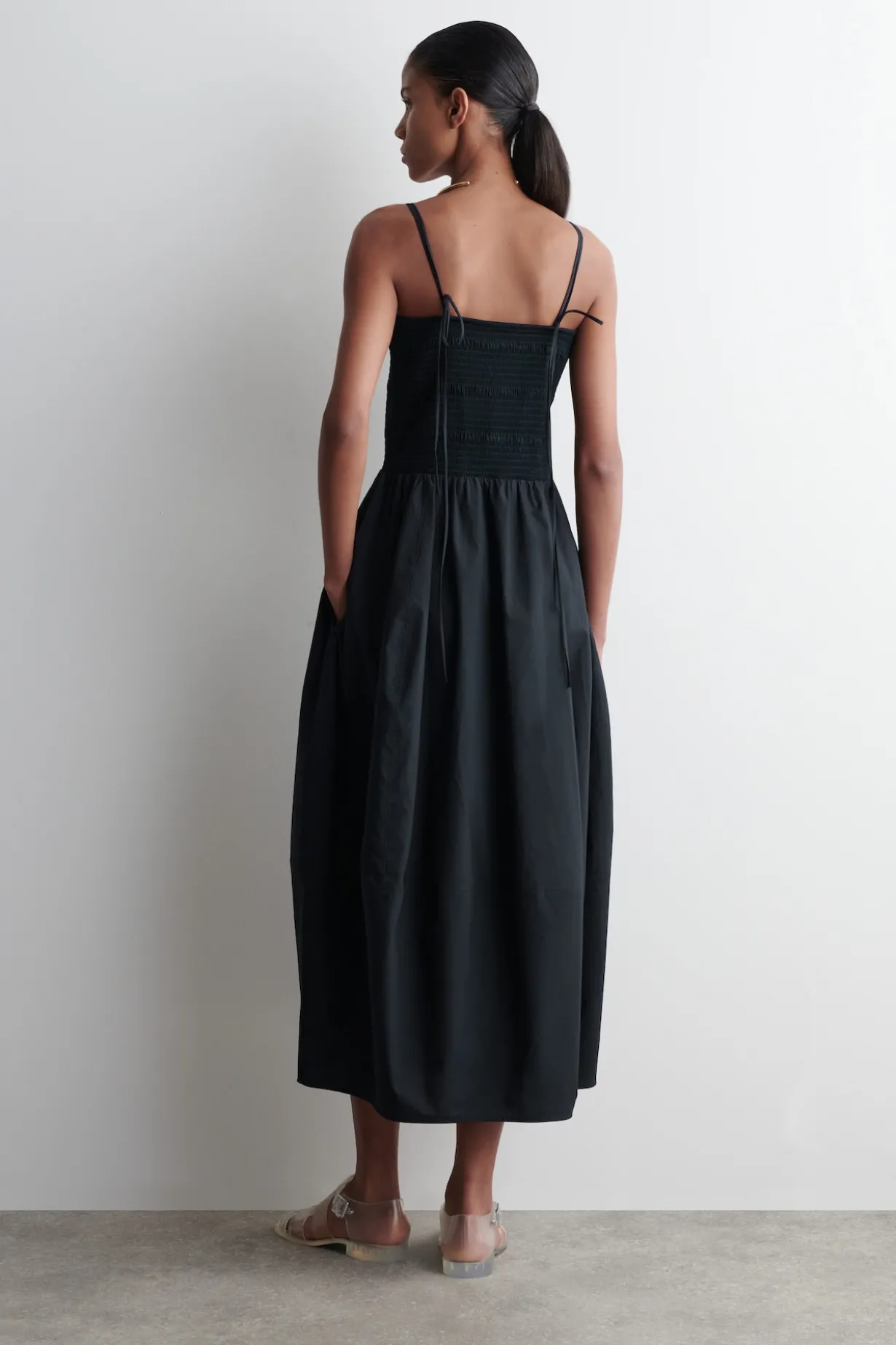 MIDIKLEID MIT SMOKDETAILS