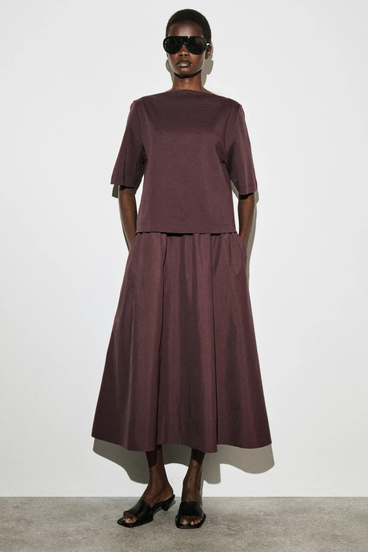 MIDIKLEID MIT U-BOOT-AUSSCHNITT UND KONTRASTPARTIE