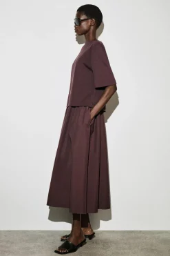 MIDIKLEID MIT U-BOOT-AUSSCHNITT UND KONTRASTPARTIE