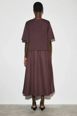 MIDIKLEID MIT U-BOOT-AUSSCHNITT UND KONTRASTPARTIE