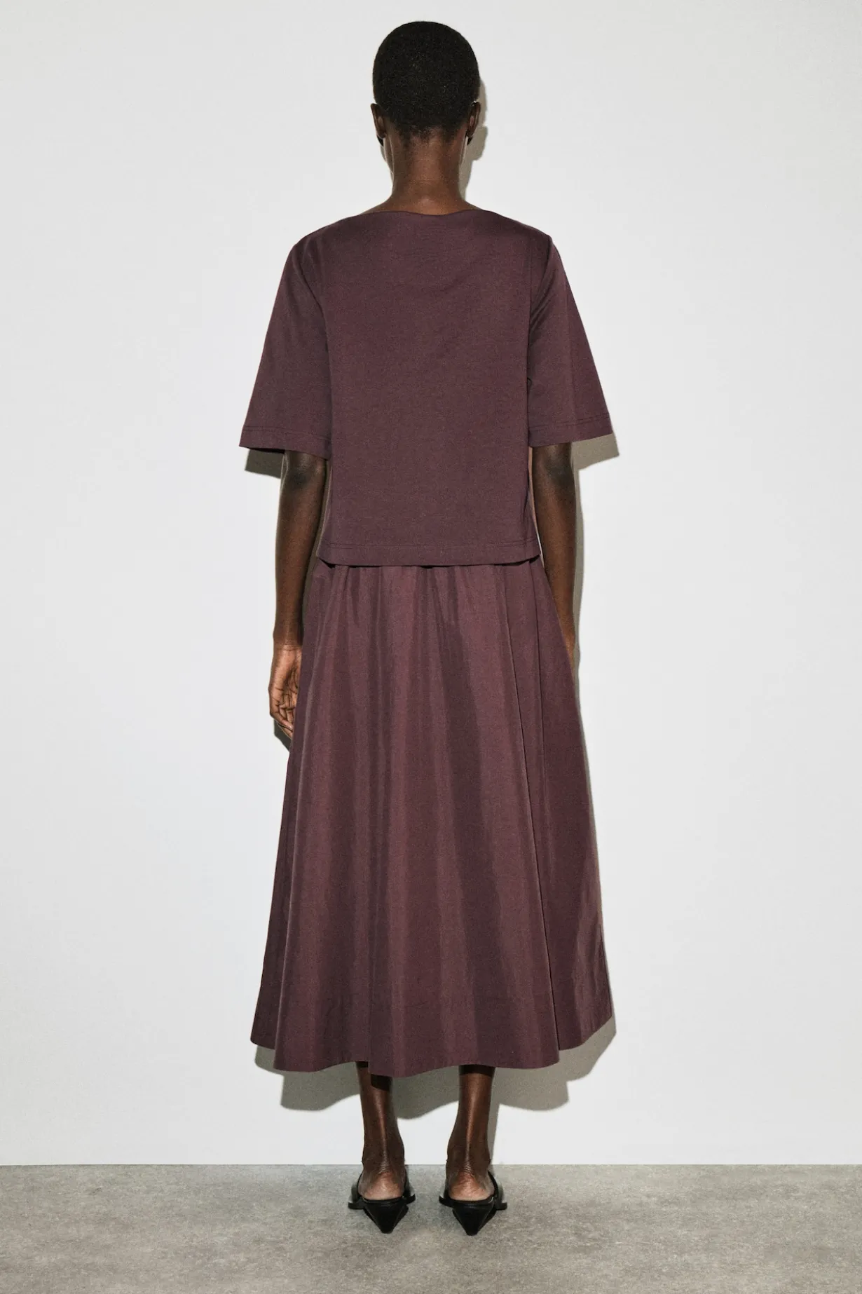 MIDIKLEID MIT U-BOOT-AUSSCHNITT UND KONTRASTPARTIE