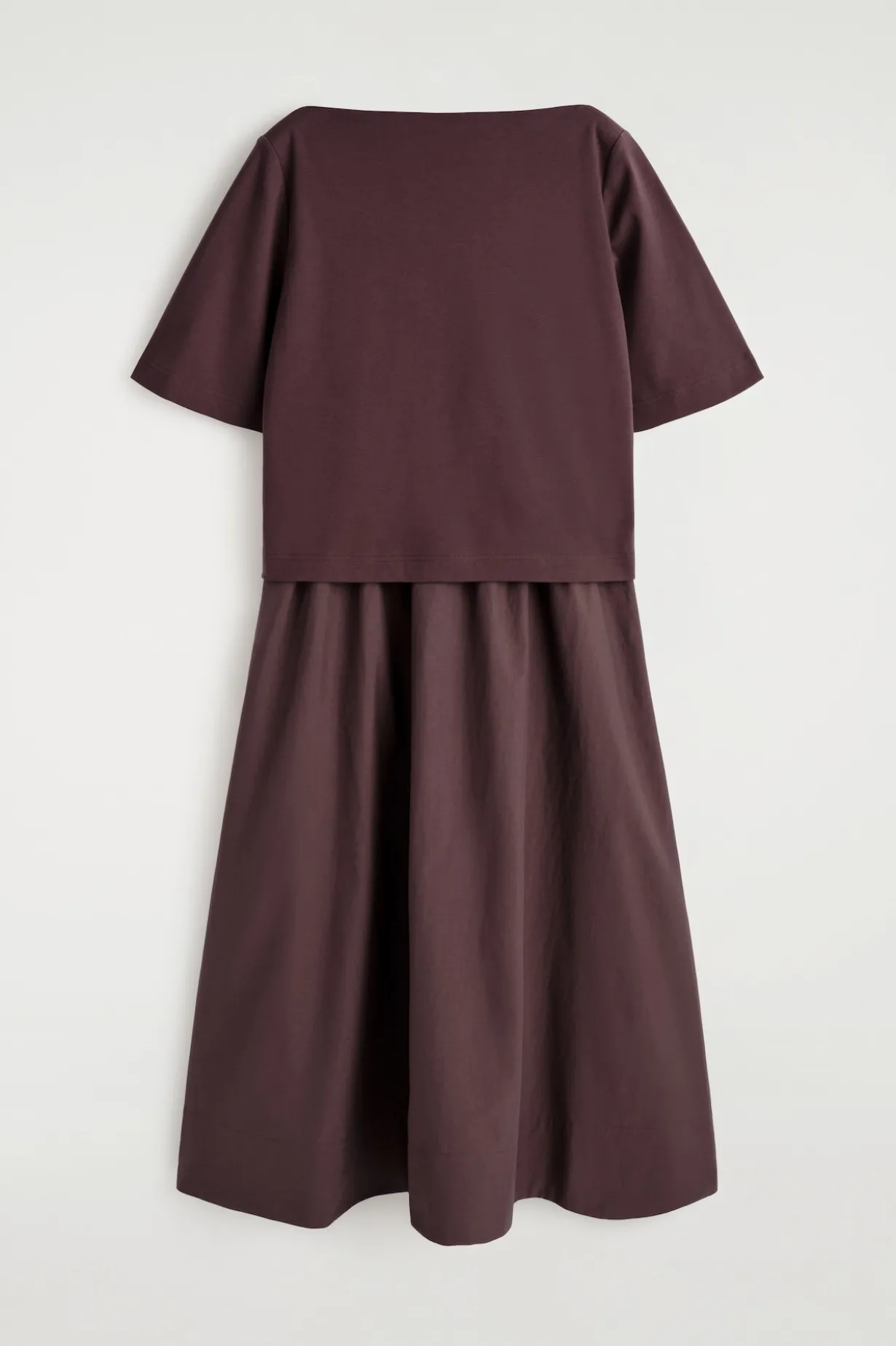 MIDIKLEID MIT U-BOOT-AUSSCHNITT UND KONTRASTPARTIE