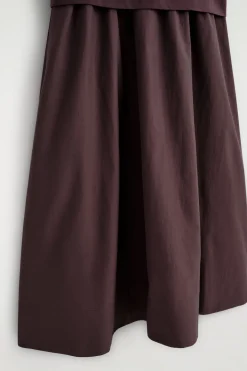 MIDIKLEID MIT U-BOOT-AUSSCHNITT UND KONTRASTPARTIE