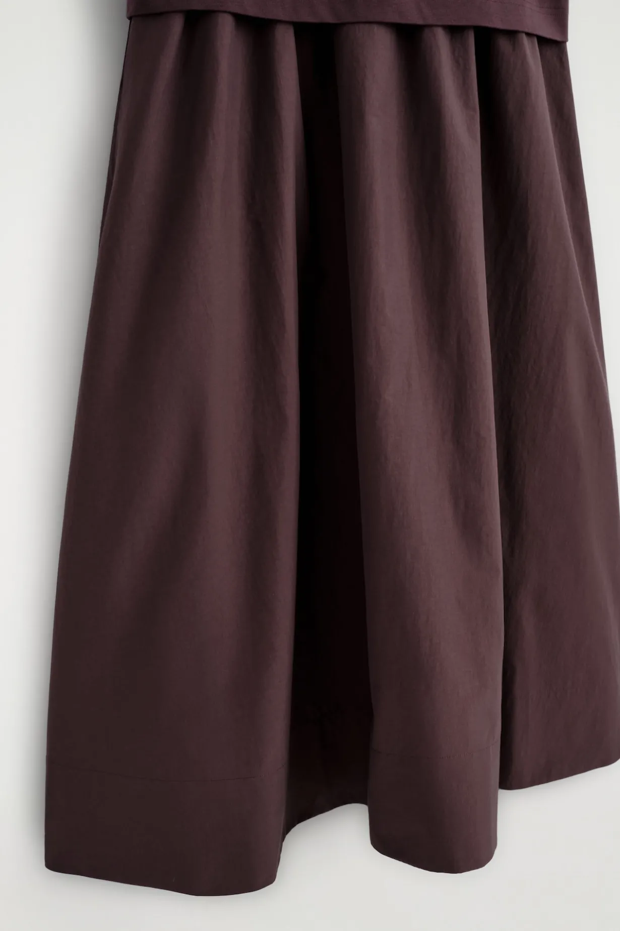 MIDIKLEID MIT U-BOOT-AUSSCHNITT UND KONTRASTPARTIE