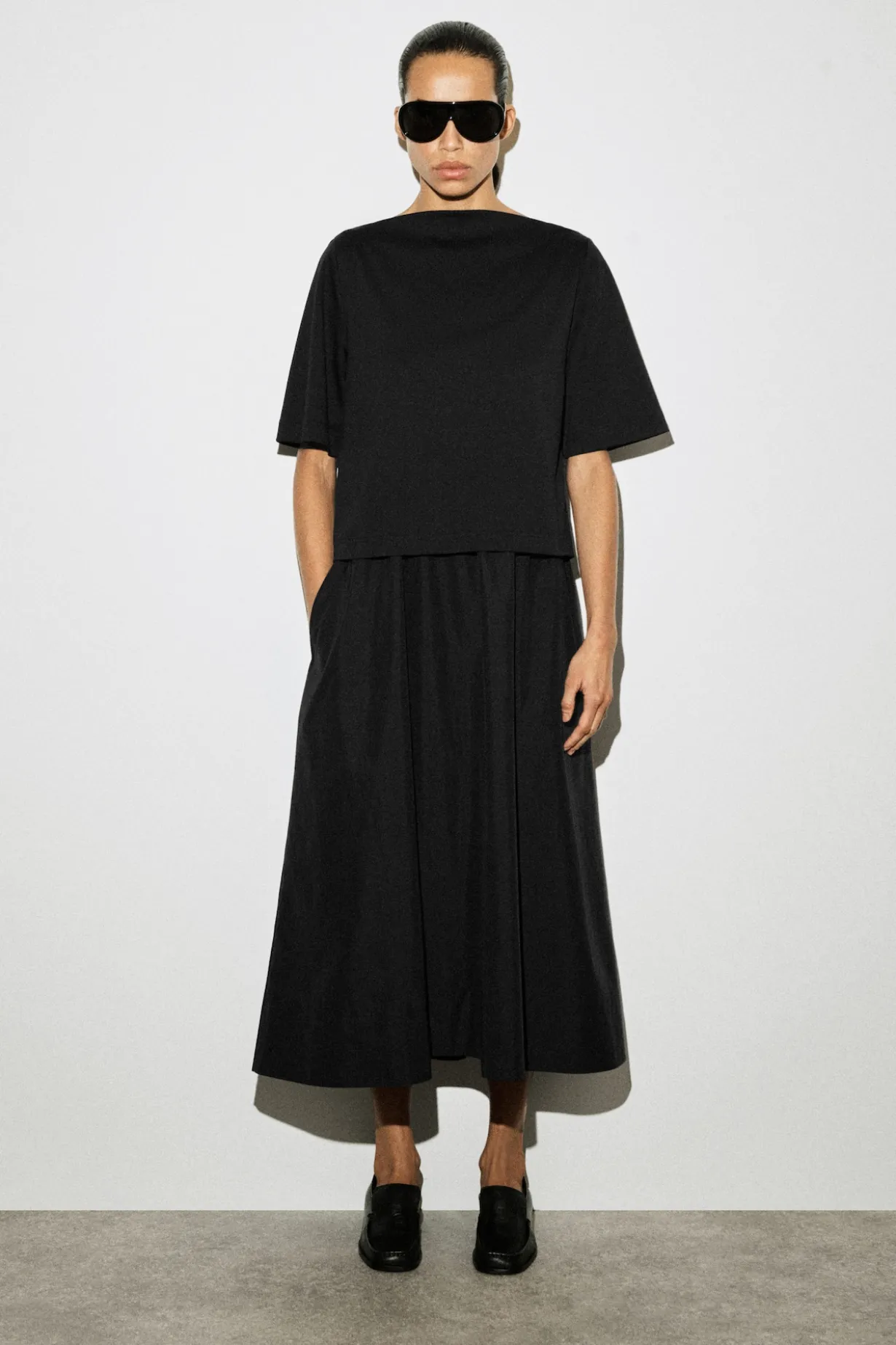MIDIKLEID MIT U-BOOT-AUSSCHNITT UND KONTRASTPARTIE