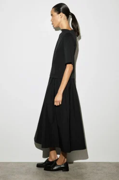 MIDIKLEID MIT U-BOOT-AUSSCHNITT UND KONTRASTPARTIE