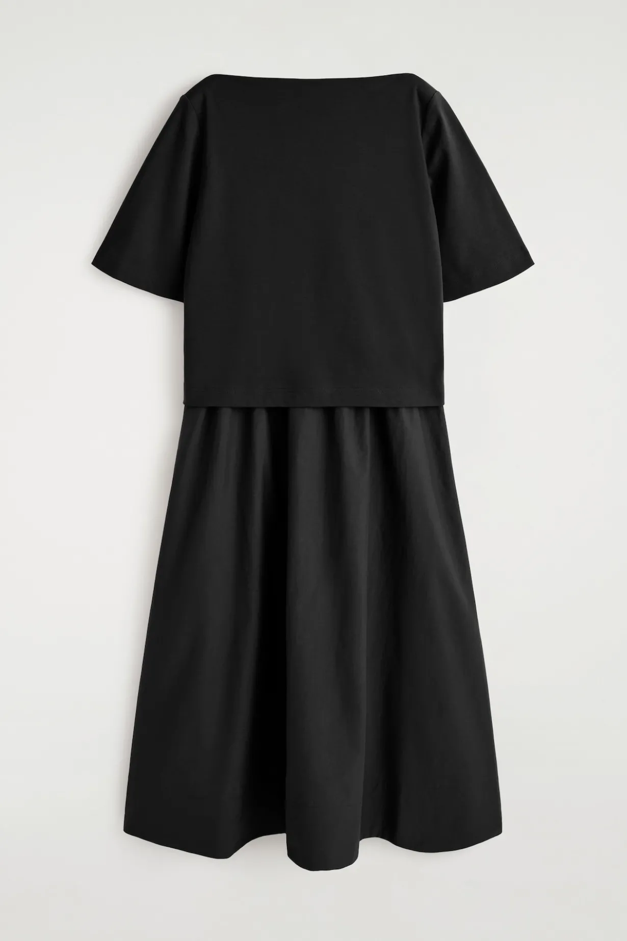 MIDIKLEID MIT U-BOOT-AUSSCHNITT UND KONTRASTPARTIE