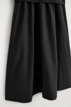 MIDIKLEID MIT U-BOOT-AUSSCHNITT UND KONTRASTPARTIE