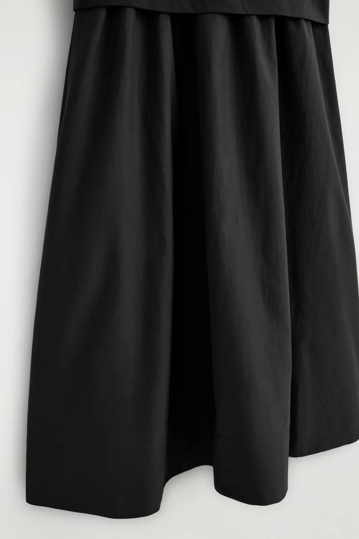 MIDIKLEID MIT U-BOOT-AUSSCHNITT UND KONTRASTPARTIE