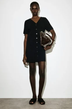 MINIKLEID AUS FEINSTRICK MIT KNÖPFEN
