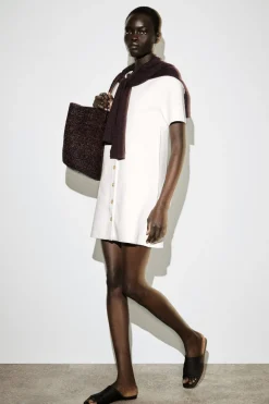 MINIKLEID AUS FEINSTRICK MIT KNÖPFEN