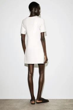MINIKLEID AUS FEINSTRICK MIT KNÖPFEN