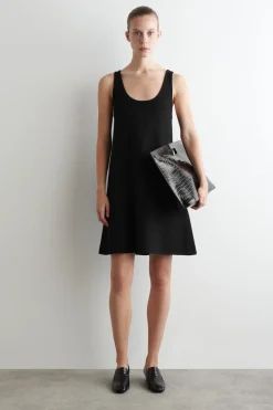 MINIKLEID AUS KOCHWOLLE IN A-LINIE