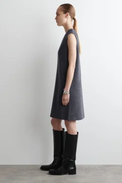 MINIKLEID AUS KOCHWOLLE MIT V-AUSSCHNITT