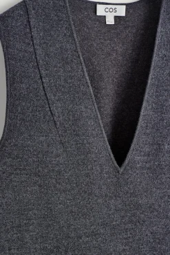 MINIKLEID AUS KOCHWOLLE MIT V-AUSSCHNITT