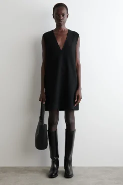MINIKLEID AUS KOCHWOLLE MIT V-AUSSCHNITT