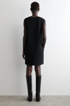 MINIKLEID AUS KOCHWOLLE MIT V-AUSSCHNITT