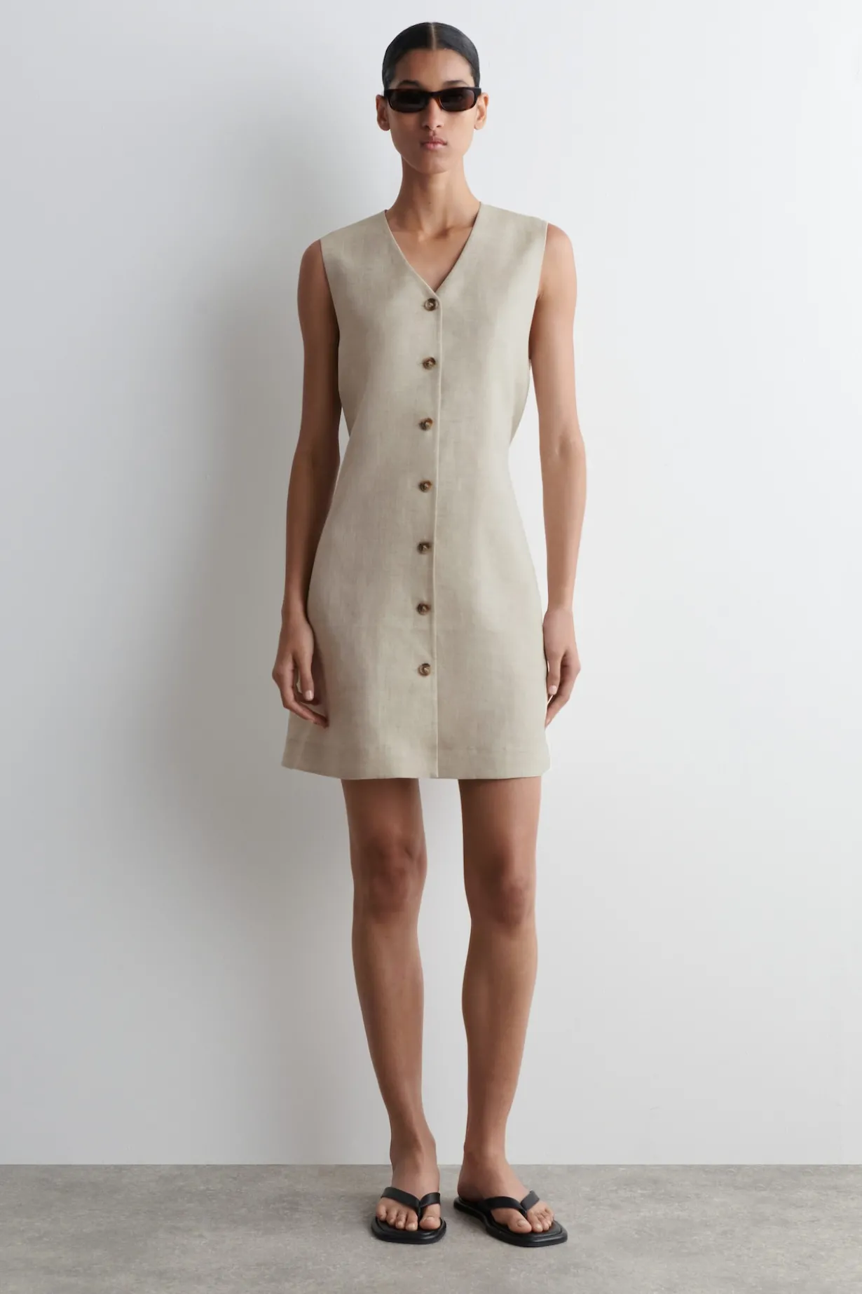 MINIKLEID AUS LEINEN MIT KNÖPFEN