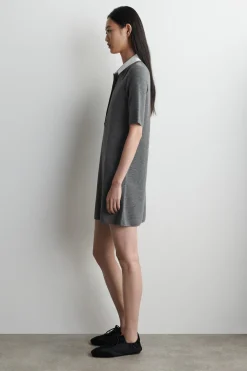 MINIKLEID AUS MERINOWOLLE MIT MEHRLAGIGEM KRAGEN