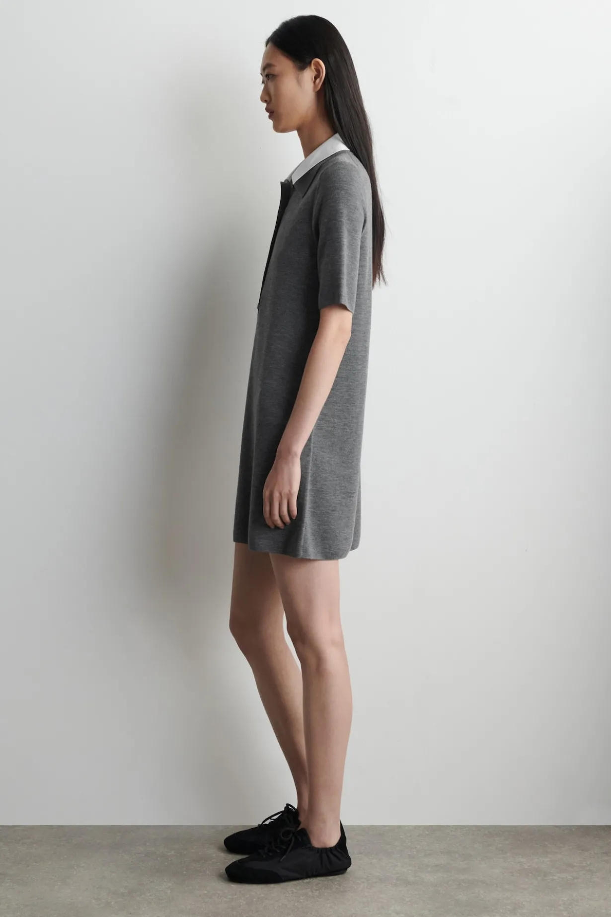 MINIKLEID AUS MERINOWOLLE MIT MEHRLAGIGEM KRAGEN