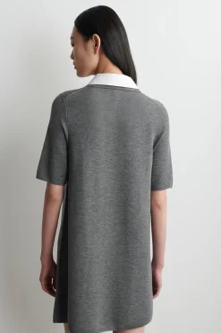 MINIKLEID AUS MERINOWOLLE MIT MEHRLAGIGEM KRAGEN