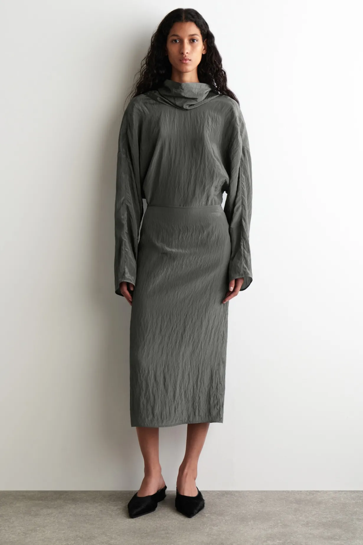 MINIKLEID AUS SATIN IN KNITTEROPTIK