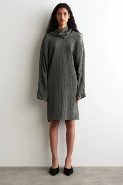MINIKLEID AUS SATIN IN KNITTEROPTIK
