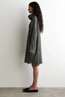 MINIKLEID AUS SATIN IN KNITTEROPTIK