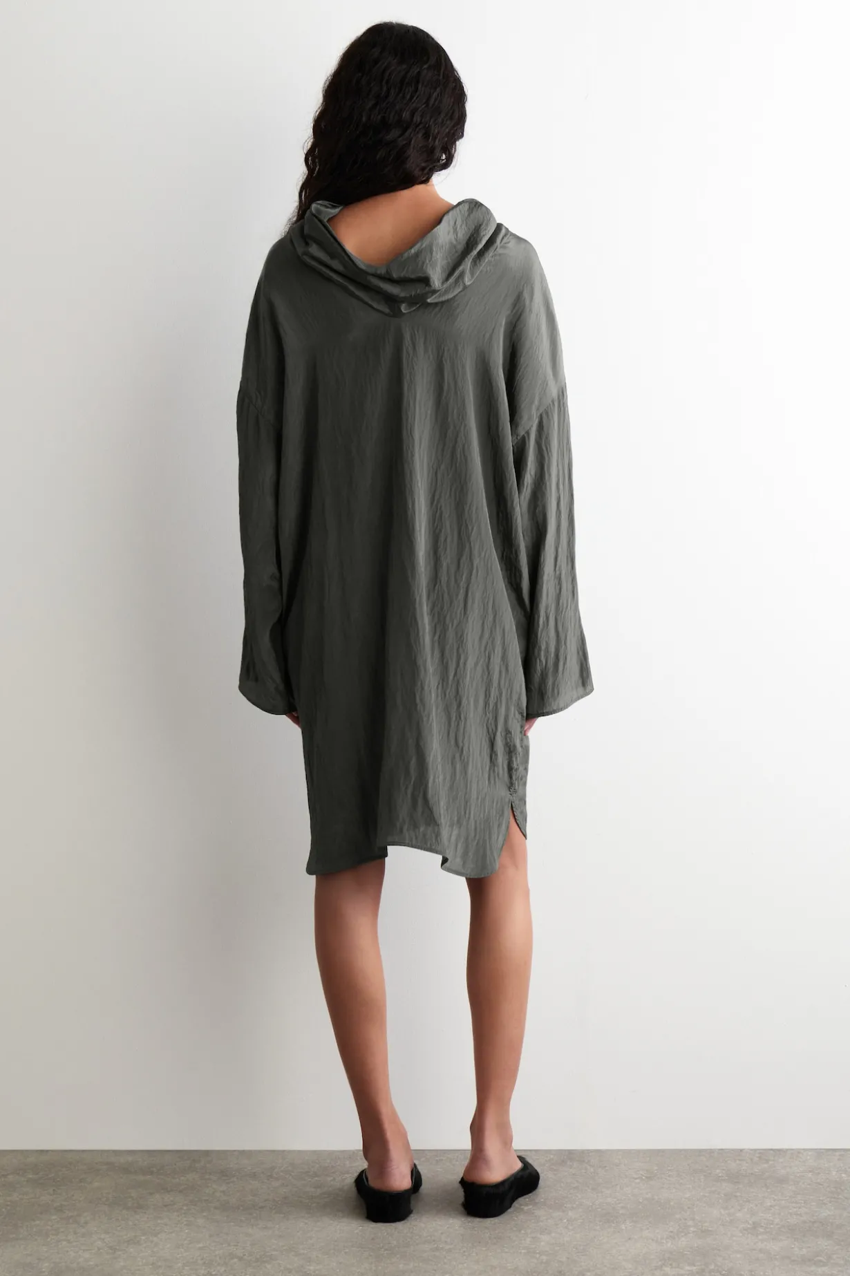 MINIKLEID AUS SATIN IN KNITTEROPTIK
