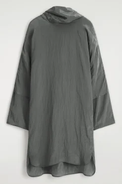 MINIKLEID AUS SATIN IN KNITTEROPTIK