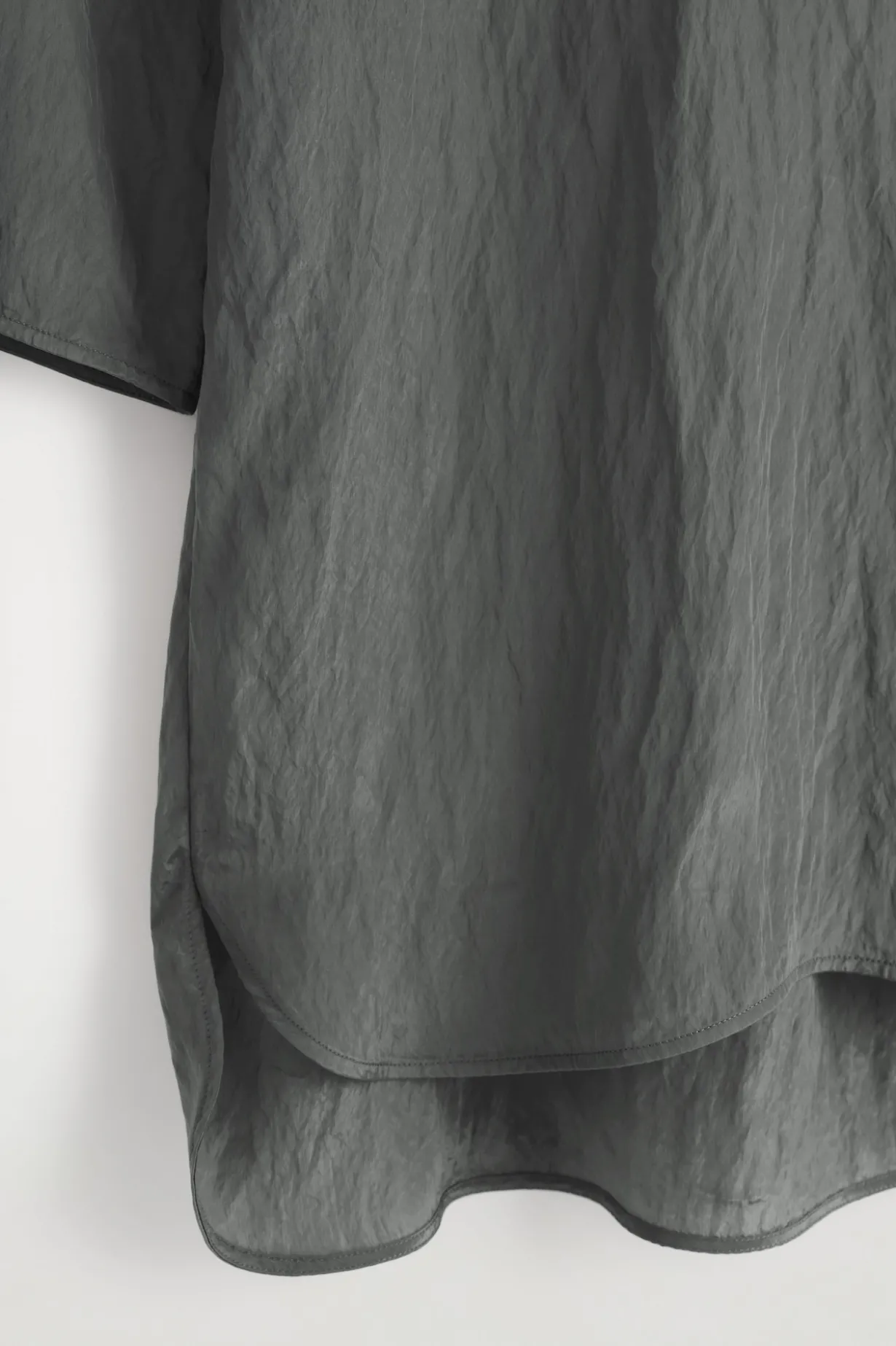 MINIKLEID AUS SATIN IN KNITTEROPTIK