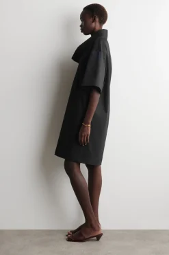 MINIKLEID MIT KRAGEN UND KOKON-SILHOUETTE
